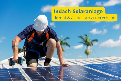 Solarteur installiert eine Indach-Solaranlage