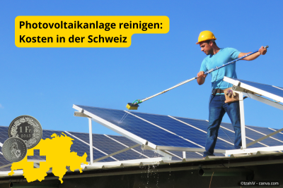 Fachmann reinigt Photovoltaikanlage auf einem Dach