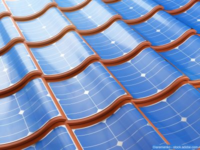 Gewellte Solarziegel auf einem Dach