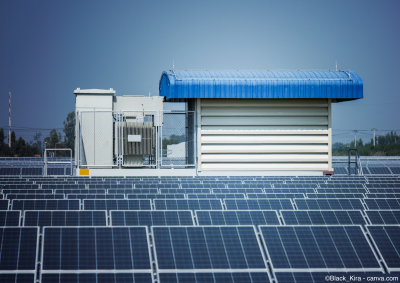 Photovoltaik Wechselrichterhaus inmitten der Solarmodule