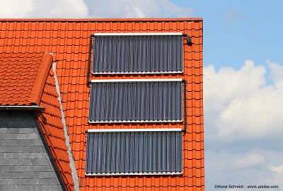 Solarthermieanlage auf einem Dach mit roten Dachziegeln