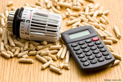 Pellets, Heizungsthermostat und Taschenrechner