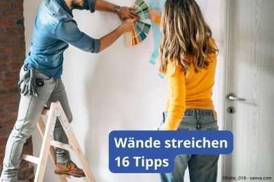 Junges Paar - Mann und Frau bei der Auswahl der Wandfarbe