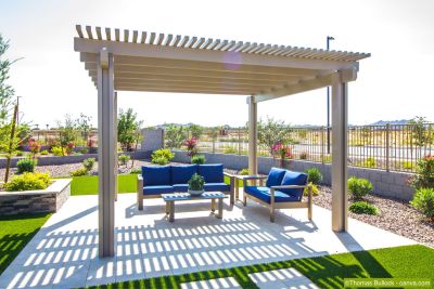 Moderne Pergola in einem Garten