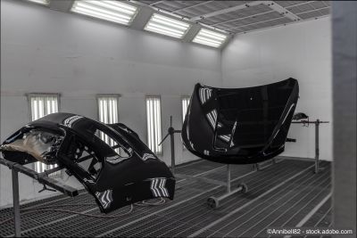 Frisch lackierte Motorhaube 