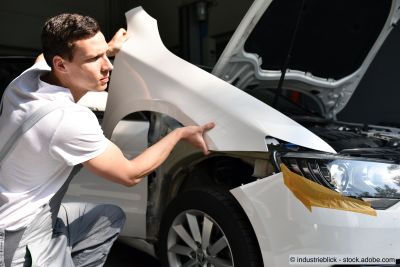 Austausch des Kotflügels im Karosseriebau