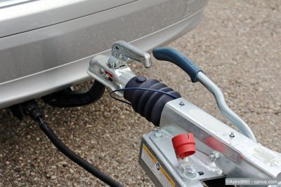 Anhängerkupplung mit Anhänger an einem Auto