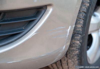 Auto mit Kratzern an der Stossstange