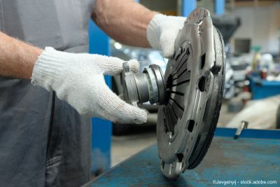 Automechaniker hält einen Kupplungssatz