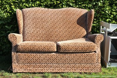 Sofa am Strassenrand