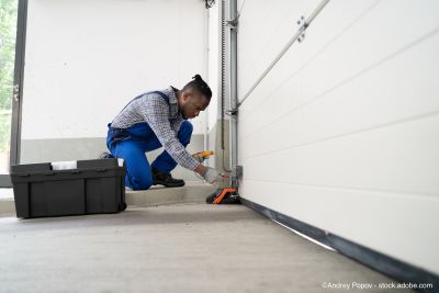 Fachmann repariert ein Garagentor