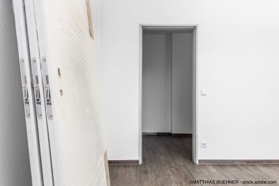 Neue Holztür wird eingebaut 
