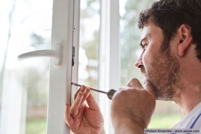 Fensterbauer beim Fenster einstellen