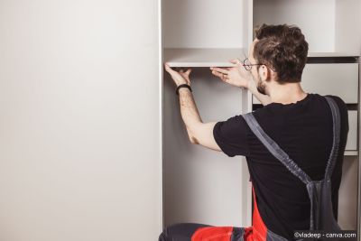 Fachmann baut einen Schrank zusammen
