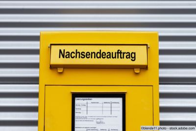 Gelber Briefkasten mit der Beschriftung «Nachsendeauftrag»