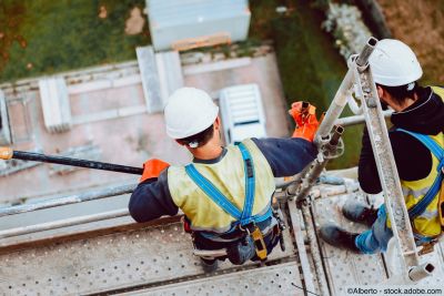 Handwerker entfernen ein Gerüst in grosser Höhe