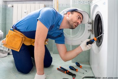 Techniker repariert eine defekte Waschmaschine