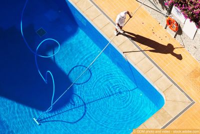Fachmann reinigt einen Swimmingpool 