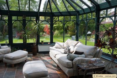 Gemütlicher Wintergarten mit dunklem Holzrahmen