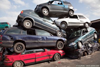 Schrottplatz mit alten Autowracks