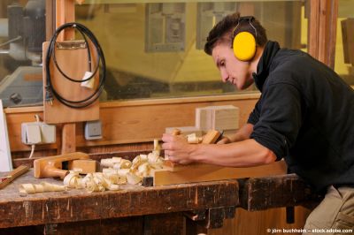 Schreiner bei der Arbeit in seiner Werkstatt mit Hobelbank