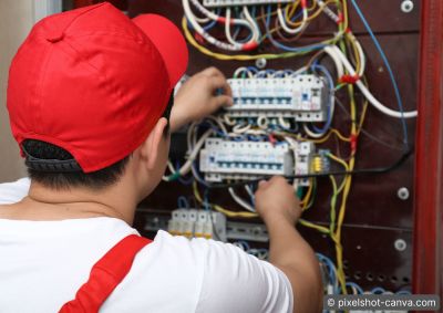 Elektriker arbeitet am Schaltkasten