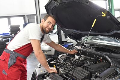 Automechaniker während der Motorinspektion