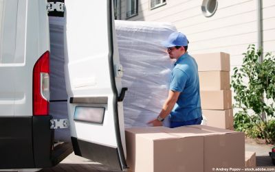 Transporteur beim Beladen des Lieferwagens