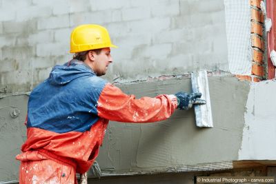 Profi verputzt Fassade mit Glättkelle