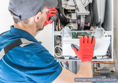 Handwerker arbeitet am Steuerkasten