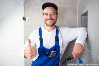 Handwerker sympathisch lachend bei der Arbeit