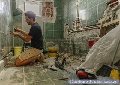 Handwerker renovieren Badezimmer