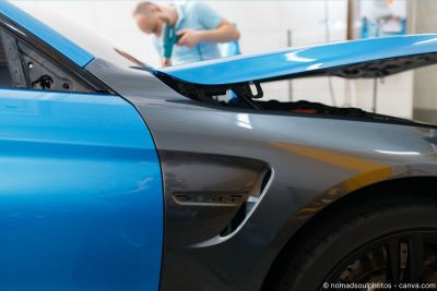 Autofolierung an einem blauen Coupé 