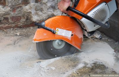 Beton wird mit wässerndem Trennschleifer geschnitten