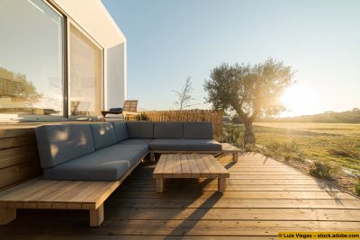 Holzterrasse mit Lounge-Sitzgruppe