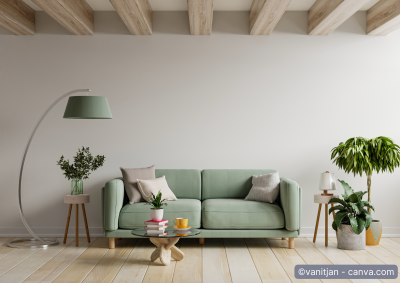 Modernes salbei-gruenes Sofa auf hellem Holzboden