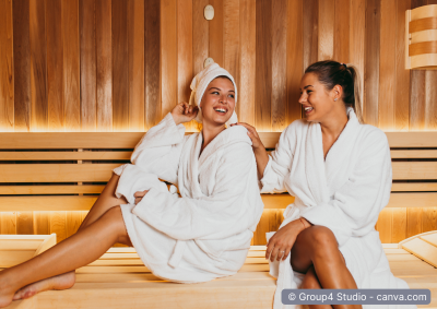 Zwei Frauen sitzen in der Sauna