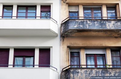 Links frisch sanierter Balkon mit heller Fassade, rechts unsanierter Balkon mit starken Witterungsspuren und beschädigter Oberfläche