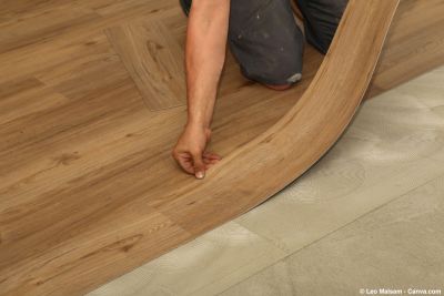 Verlegen eines PVC Bodens in Holzoptik im Raum