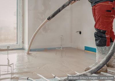 Handwerker giesst Anhydritboden