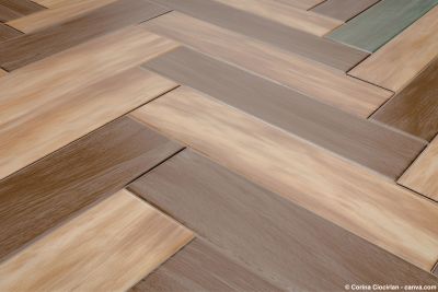 Holzboden in Fischgrätoptik mit rechteckigen Dielen