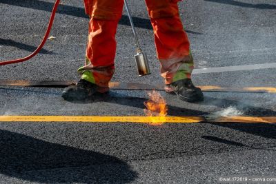 Dachdecker verschweisst Bitumen auf dem Dach