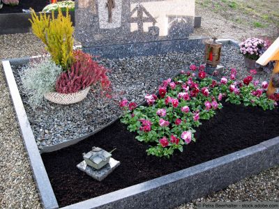 Grabgestaltung mit Blumen