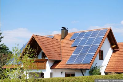 Photovoltaikanlage auf einem Hausdach in der Schweiz