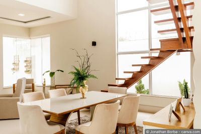 Frisch renovierte Holztreppe im Wohnhaus, Beispiel für Treppe renovieren