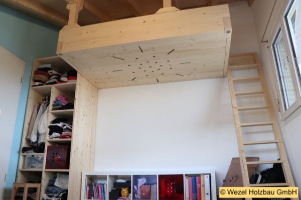 Hochbett ganzheitliche Ansicht mit Schrank und Leiter