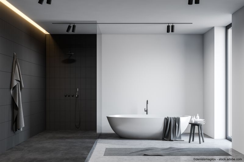 Modernes Badezimmer mit Badewanne und begehbarer Dusche in Schwarz-Weiss