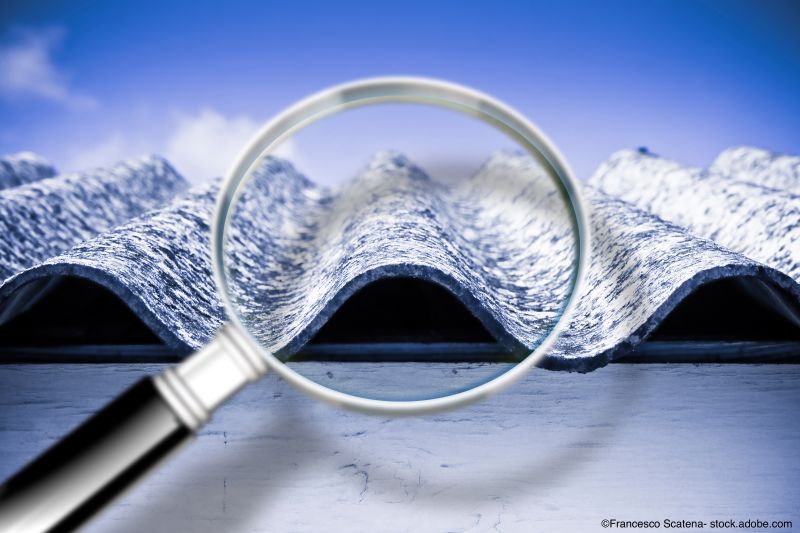 Analyse des composants d'un toit en amiante dangereux - image conceptuelle
