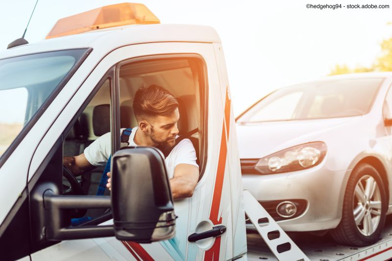 Une VW Golf argentée est transportée