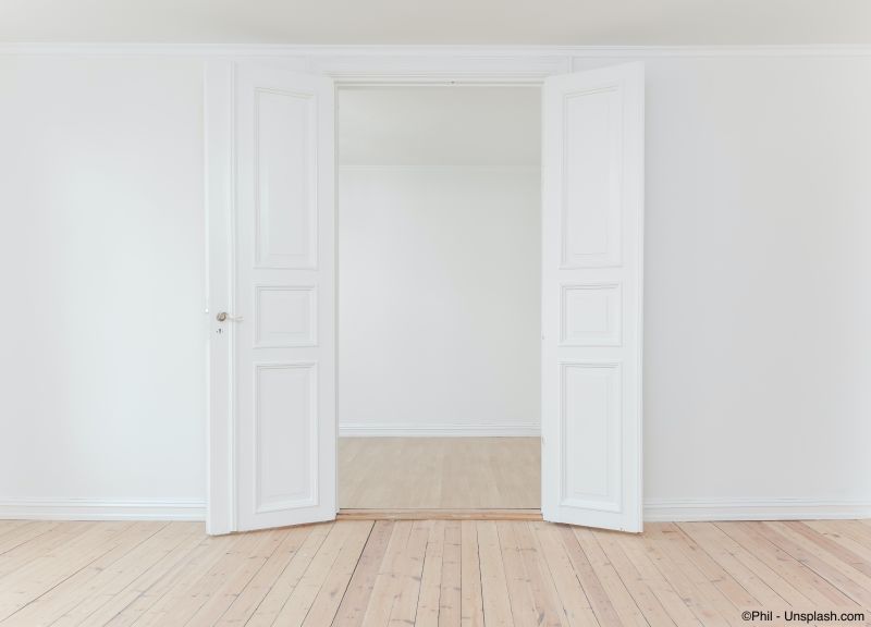 Tür in einem weissen, geräumigen Raum